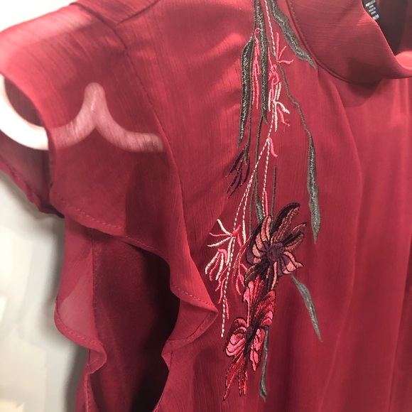 Ladies Medium Embroidered Top: Le château - Picture 4 of 9